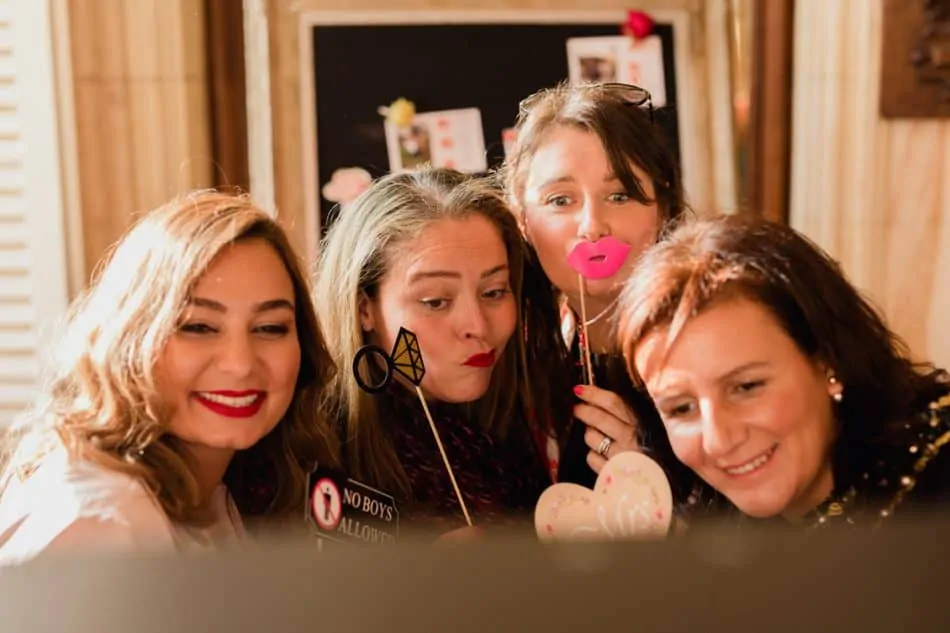 Des invités en train de se prendre en photo avec un photobooth